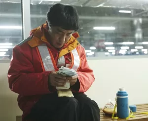 Yong-gu contando dinero